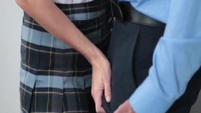 수줍은 젊은 여학생들 선생님과 친해지려는 꿈